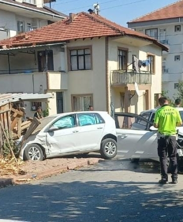 2 otomobil çarpıştı, 4 kişi yaralandı