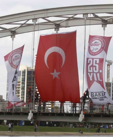 25.yıllarını köprüde bayrak açarak kutladılar