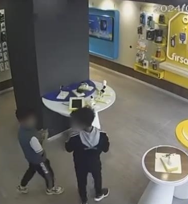 30 saniyede 195 bin lira değerindeki telefonları çalan şüpheliler yakalandı