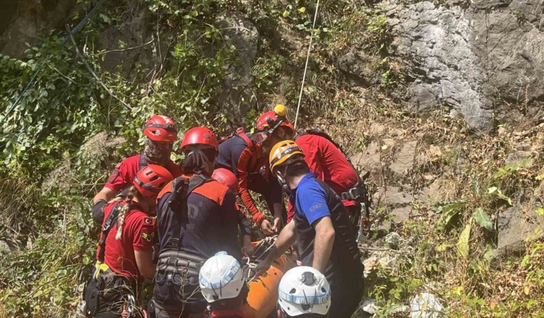 300 metrelik uçurumdaki ceset operasyonla çıkartıldı