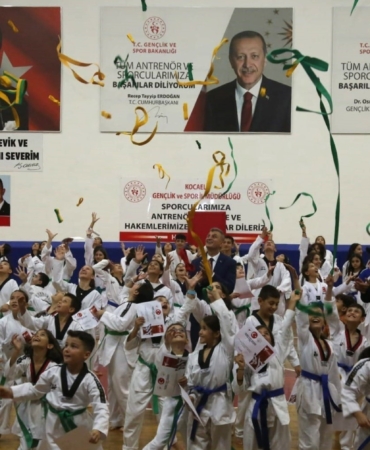 330 minik taekwondocu kuşak atladı