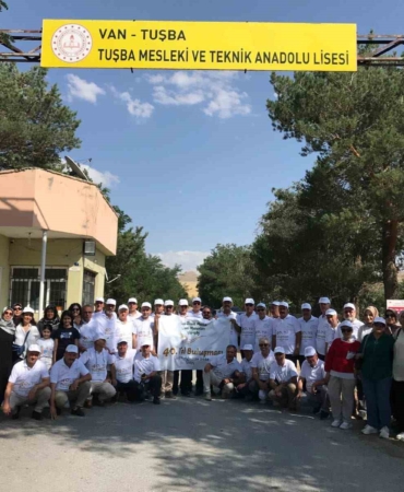 40 yıl sonra mezun oldukları lisede buluştular