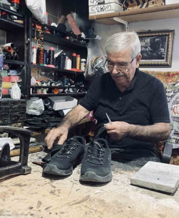 60 yıllık tecrübe: Ayakkabı tamirciliğiyle ağaran saçlar