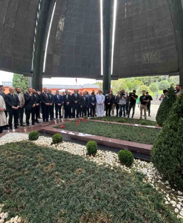 Adnan Menderes ve yol arkadaşları kabirleri başında anıldı