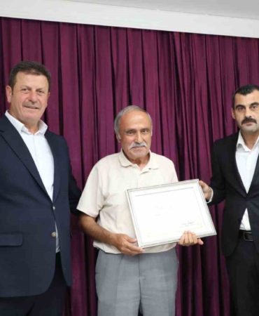 Akyazı’da 35 yıllık esnaflara şükran belgesi