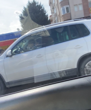 Anne kucağında çocuğuna cip sürdürdü, görenler şaştı kaldı