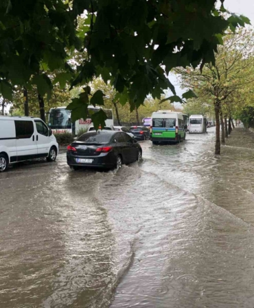 Araçlar suda mahsur kaldı: Koltuk suya kapıldı