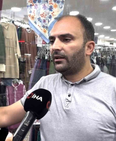 Arnavutköy’de mağaza önünde sergilenen ürünleri önce beğendi, sonra çaldı