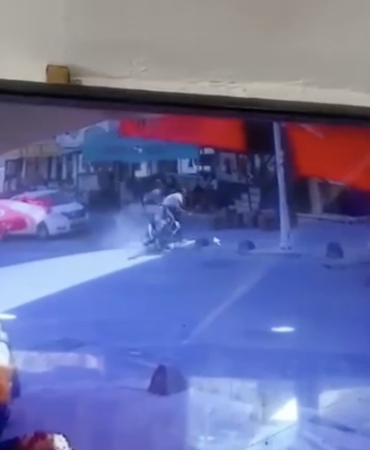 Arnavutköy’de polisten kaçan motosikletlilerin kaza yaptığı an kamerada