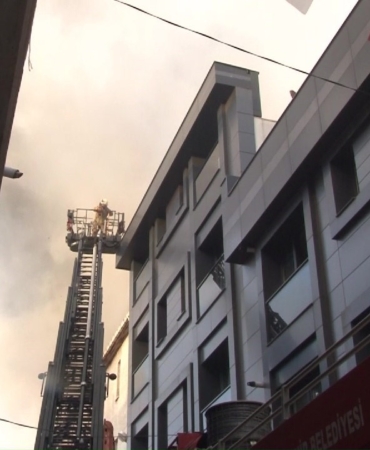 Ataşehir’de 4 katlı mobilya dükkanının çatısı alev alev yandı