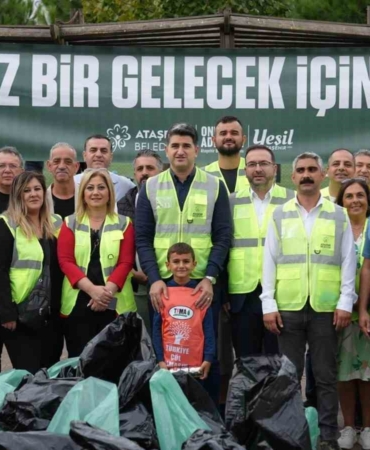 Ataşehir’de çevreci hareket: Başkan Adıgüzel ve çevreciler parkta buluşup çöpleri topladı