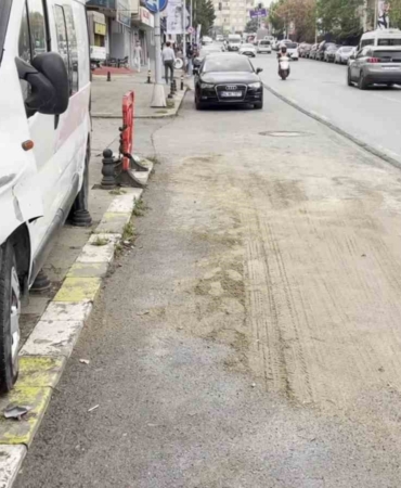 Ataşehir’de devrilen kamyon 3 araca zarar verdi