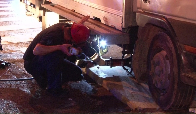 Ataşehir’de kamyonet MOBESE direğine çarptı