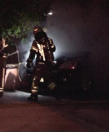 Ataşehir’de park halindeki otomobil alev alev yandı