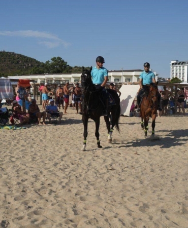 Ayvalık sahillerinde jandarma atlı süvarileri suç ve suçluya geçit vermiyor