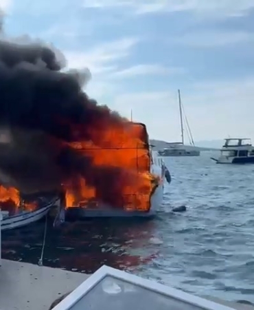 Ayvalık’ta yat alevlere teslim oldu