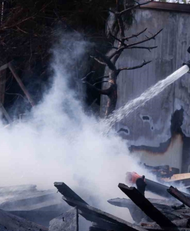 Bahçede yakılan çöpler konteyneri küle çevirdi