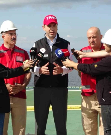 Bakan Bayraktar Türkiye’nin ilk yüzer doğal gaz üretim platformunu inceledi