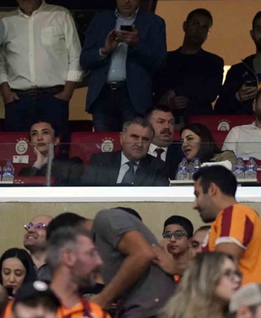 Bakan Osman Aşkın Bak, Galatasaray - PAOK maçını takip etti