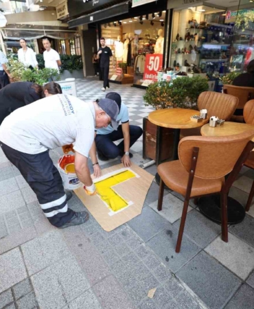 Bakırköy Belediyesi zabıta ekiplerinden işletmelerin kaldırım işgaline karşı çalışma