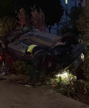 Bakırköy’de takla atan araç sitenin bahçesine devrildi: 2 yaralı