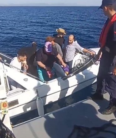 Balıkesir açıklarında Yunanistan unsurları tarafından geri itilen 20 düzensiz göçmen kurtarıldı