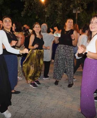 Balıkesir’de kadın muhtarın şalvar eğlencesi yoğun ilgi gördü