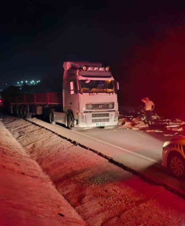 Bandırma’da kontrolden çıkan seramik yüklü tır karşı şeride uçtu