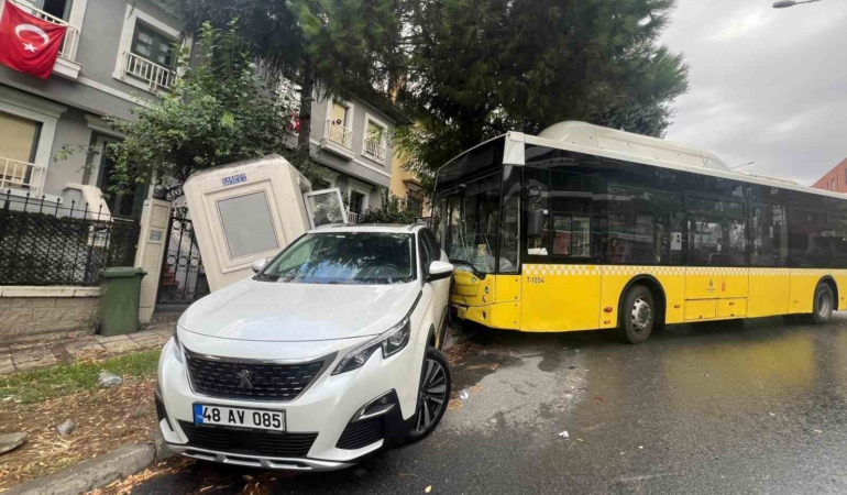 Başakşehir’de İETT otobüsü önce arabaya ardından ise güvenlik kulübesine çarptı