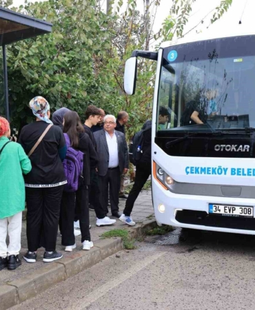 Başkan Çerkez şoför koltuğuna geçti, öğrenciler şaşkınlığını gizleyemedi