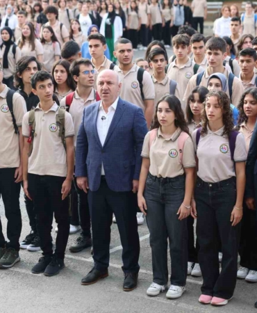 Başkan Muzaffer Bıyık, her pazartesi okulda öğrencilerle bir araya geliyor