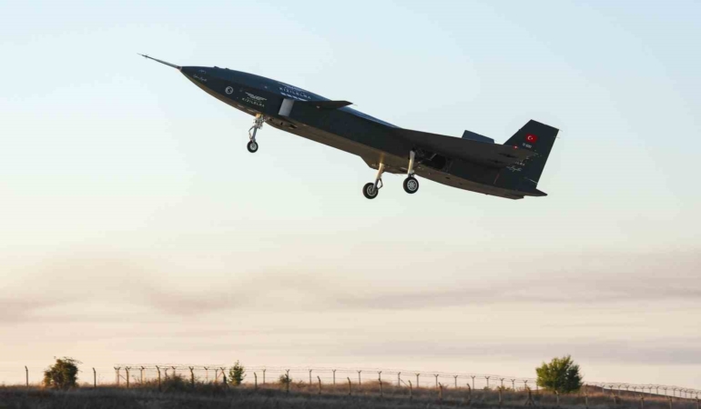 Bayraktar KIZILELMA’nın üretim prototipi ilk uçuş testini başarıyla tamamladı