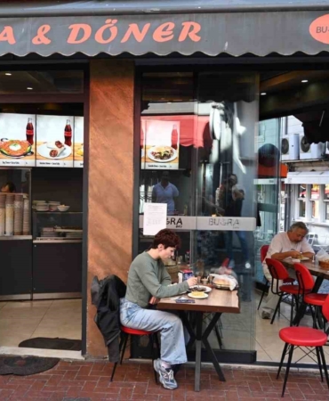 Beşiktaş Belediyesi’nin Öğrenci-Ye uygulamasıyla üniversite öğrencileri ücretsiz yemek yiyebiliyor