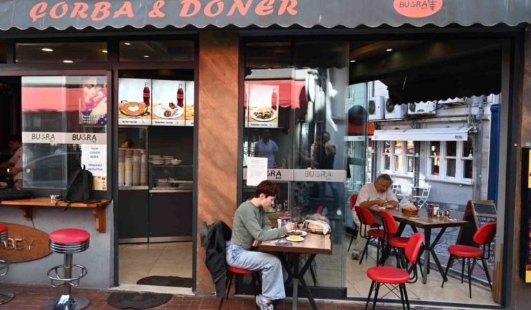 Beşiktaş Belediyesi’nin Öğrenci-Ye uygulamasıyla üniversite öğrencileri ücretsiz yemek yiyebiliyor