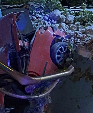 Beşiktaş’ta kontrolden çıkan araç bankanın merdiven boşluğuna uçtu