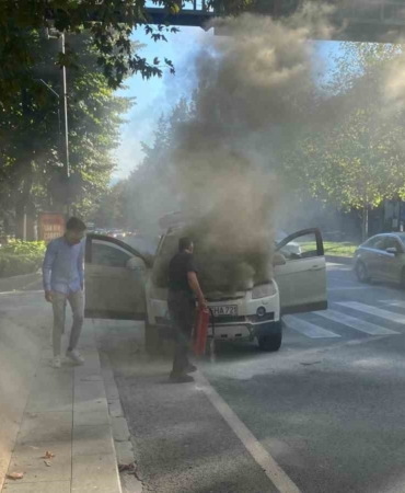 Beşiktaş’ta otomobil alev aldı, anne ve çocuğu son anda kurtuldu