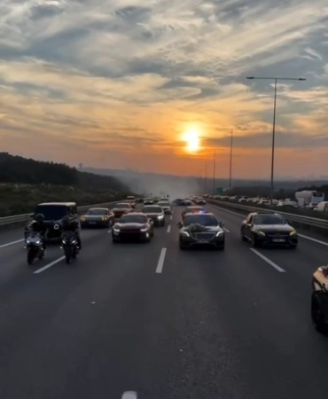 Beykoz’da çakarlı driftli düğün konvoyu kamerada