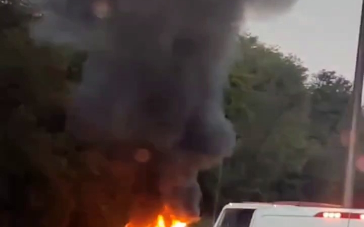 Beykoz’da otomobil alev alev yandı