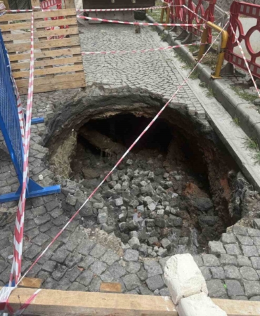 Beyoğlu’nda çöken yol güvenlik kamerasında