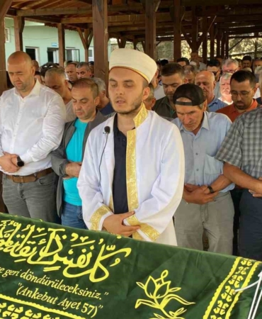 Bıçaklanmış halde evde ölü bulunmuştu, son yolculuğuna uğurlandı