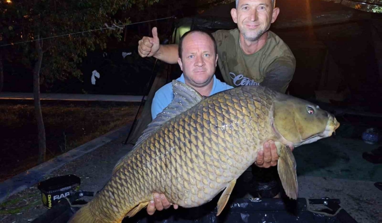 Bilecik’te 28 kiloluk dev pullu sazan görenleri hayrete düşürdü