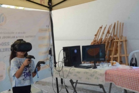 Bilecik’te çocuklar sanal gerçeklik gözlüğü ile Güneş sistemini gezdi