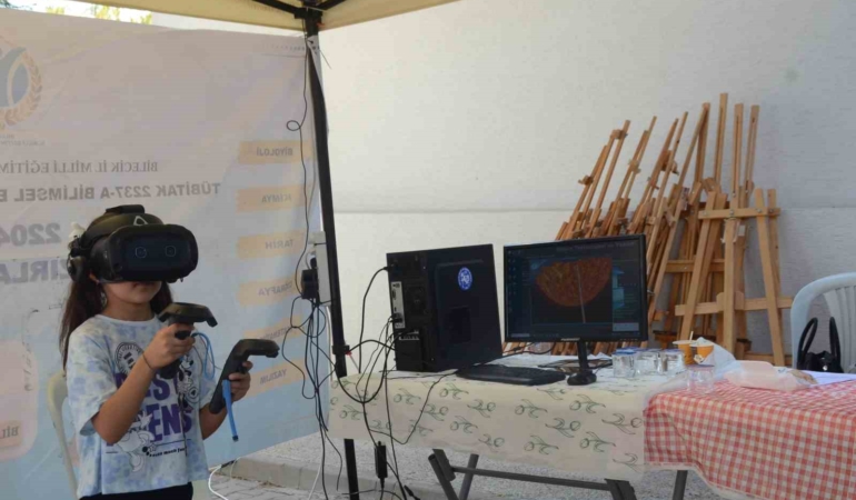 Bilecik’te çocuklar sanal gerçeklik gözlüğü ile Güneş sistemini gezdi