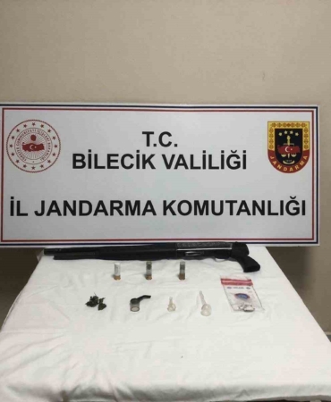 Bilecik’te ekiplerden kaçan şüpheli, uyuşturucu madde ve ruhsatsız tüfek ile yakalandı