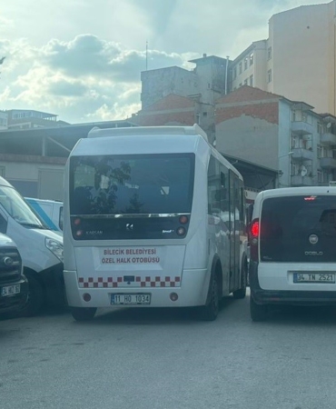 Bilecik’te gelişi güzel park eden araçlar trafiği zora sokuyor