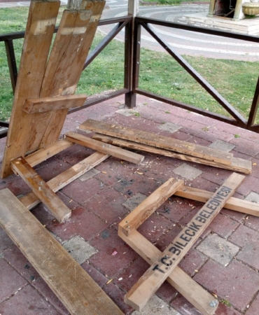 Bilecik’te kent mobilyalarına zarar verildi