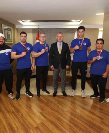 Bilek güreşinde Türkiye’nin ve Kocaeli’nin gururu oldular