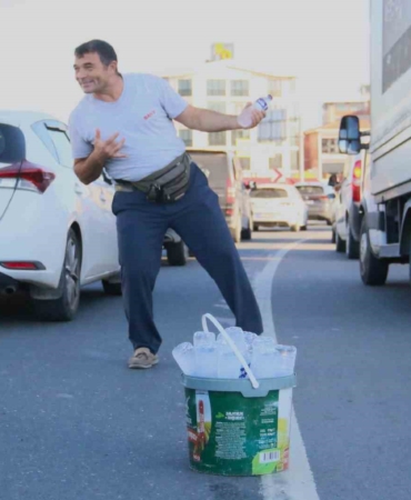 Bir şişe suyla birlikte bolca mutluluk satıyor