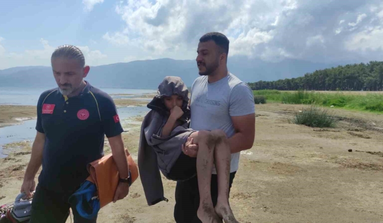 Botla göle açılan çocuklar, rüzgarda sürüklenince vatandaşlar tarafından kurtarıldı
