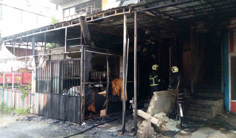 Büfede başlayan yangın mobilya imalathanesine sıçradı